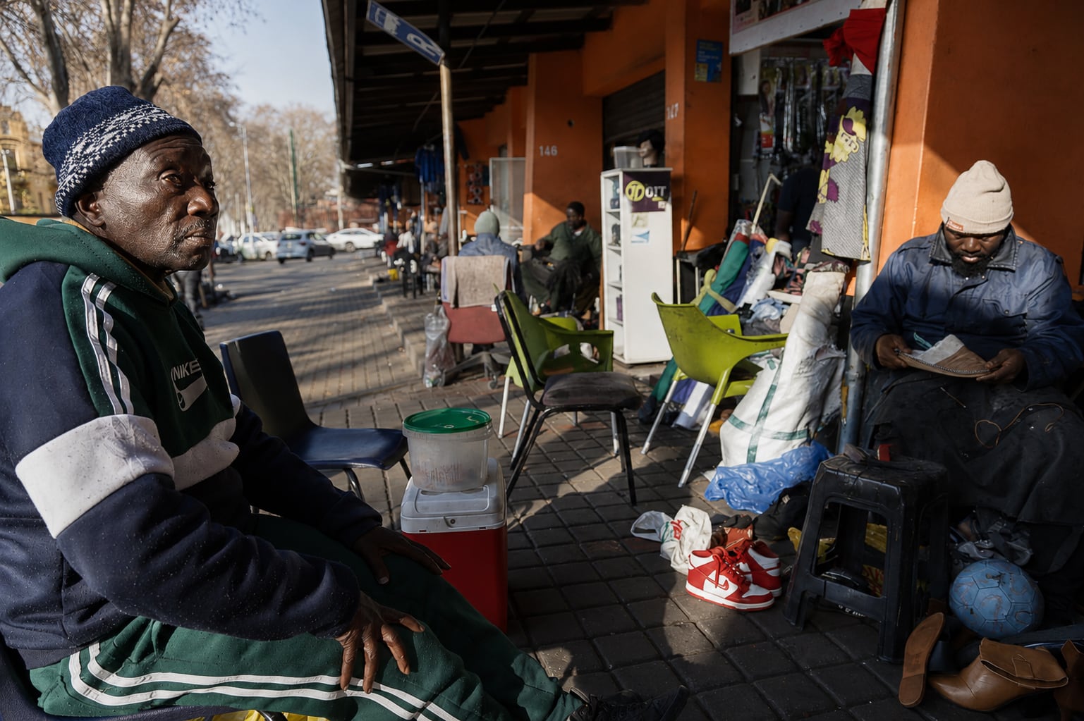 Dos comerciantes ghaneses en el barrio de Yeoville de Johannesburgo (Sudáfrica), el 6 de julio.