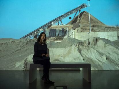 L'artista Lara Almarcegui, al costat del vídeo 'Gravera' (2021), al Centre d’Art la Panera, a Lleida.