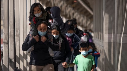 Familias de origen guatemalteco son retornadas a México, en Reynosa, Tamauliapas, el 18 de marzo de 2021.