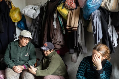 As mulheres também desempenham um papel importante no setor de cromo. Elas são encarregadas de selecionar o minério precioso, trabalhando ao ar livre em todos os tipos de condições climáticas.