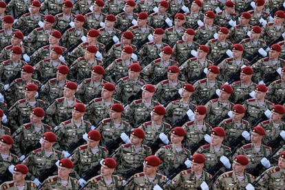 Soldados rusos participan en el ensayo del desfile militar por el Día de la Victoria en Moscú, que se celebró el 9 de mayo.