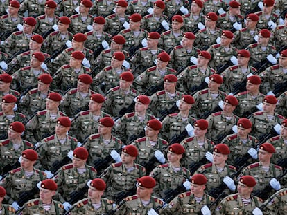 Soldados rusos participan en el ensayo del desfile militar por el Día de la Victoria en Moscú, que se celebró el 9 de mayo.