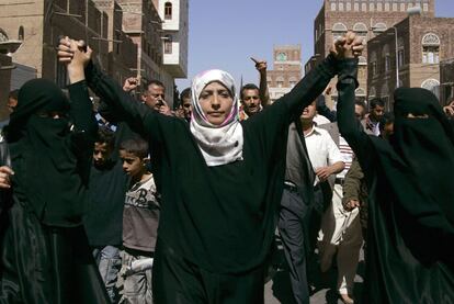 La activista yemení Tawakul Kerman, premio Nobel de la Paz 2011, durante una marcha antigubernamental en Saná, en febrero de 2011.