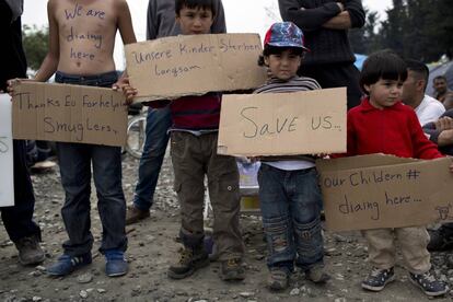 Protesta de niños en el campamento de Idomeni, el 12 de mayo.