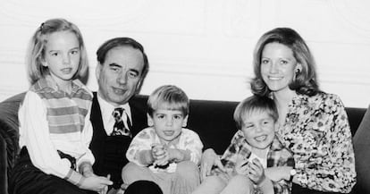 Rupert Murdoch con su segunda mujer, Anna Mann, y sus tres hijos Elisabeth, Lachlan y James, en el año 1977.