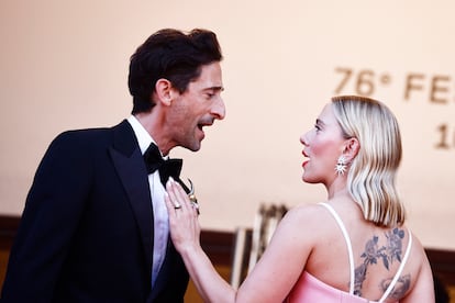 Adrien Brody y Scarlett Johansson bromean al final de la alfombra roja.