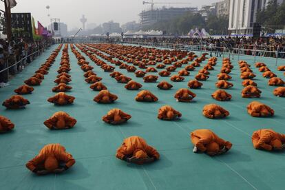 Escolares realizan yoga durante la inauguración de un festival internacional de cometas que se celebra anualmente en el río Sabarmati en la séptima ciudad más poblada de la India, Ahmadabad, en el norte del país.