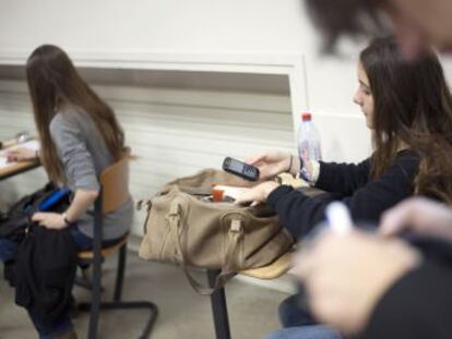 La ley, adoptada por la Asamblea Nacional a iniciativa de Macron, permite a los centros usar los aparatos para fines pedagógicos