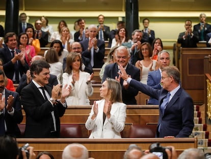 Los diputados del PP aplauden a su líder, Alberto Núñez Feijóo (derecha), a su llegada al hemiciclo durante la sesión de constitución de las Cortes, el día 17.
