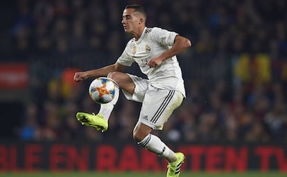 Lucas hace un control en el Camp Nou.