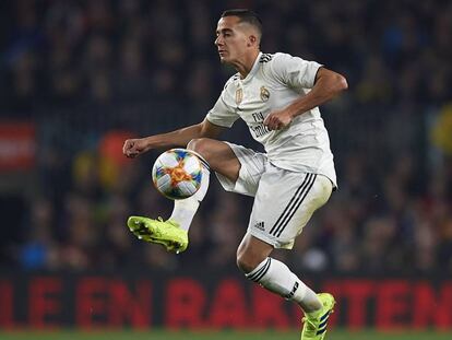 Lucas hace un control en el Camp Nou.