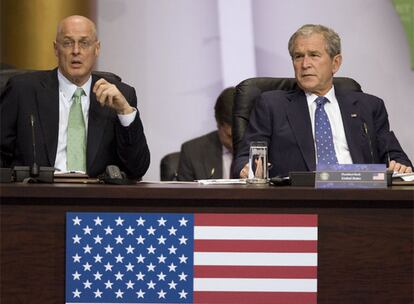 El secretario del Tesoro estadounidense, Henry Paulson, se ha sentado a la derecha del presidente Bush durante la primera sesión plenaria de la Cumbre.