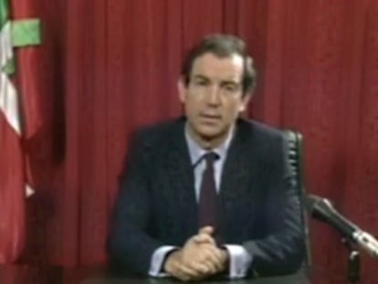 Imagen de la primera emisión de ETB en 1982, el discurso de fin de año del 'lehendakari' Carlos Garaikoetxea.
