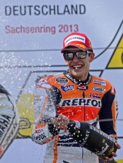 Márquez celebra la victoria en el podio de Alemania