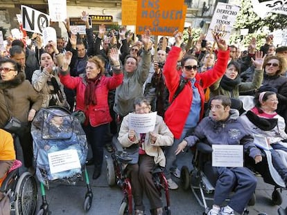 Protesta contra los recortes a la dependencia en Valencia. 