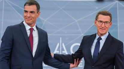 Pedro Sánchez y Alberto Núñez Feijóo, antes del cara a cara que celebró Atresmedia el 10 de julio.