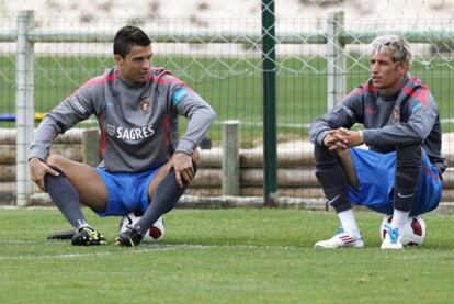 Fabio Coentrao y Cristiano Ronaldo, durante un entreno de la selección portuguesa el pasado mes de mayo.