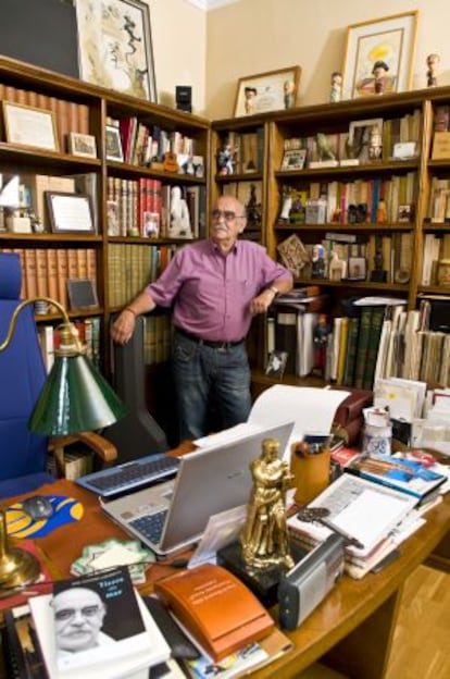 Jos&eacute; Antonio Labordeta, en su casa de Zaragoza, en 2008.