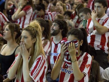 Seguidores del Athletic siguen con tristeza los últimos minutos del partido.