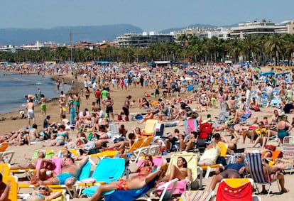 La playa de Salou, repleta de gente en una imagen de archivo.