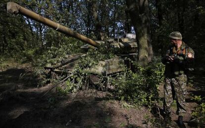 Um separatista russo com um tanque T-64 em Donetsk.