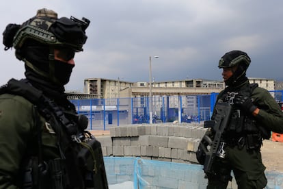 Agentes de las Fuerzas de Seguridad desplegados frente a la cárcel de La Picota, este martes por la tarde, antes de la llegada de Mancuso.