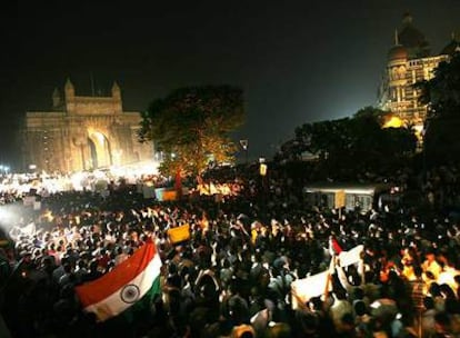 Miles de manifestantes se concentran ante el hotel Taj Mahal de Bombay.