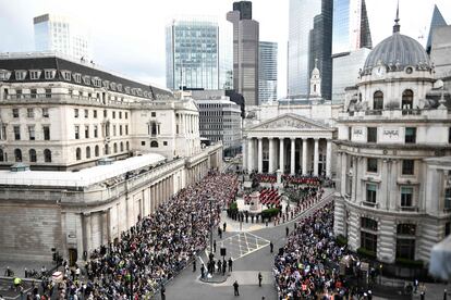 Tras la proclamación en Saint James se ha realizado un segundo anuncio en el Royal Exchange (en el centro de la imagen), la antigua Bolsa, en la City londinense. Las proclamaciones se repetirán el domingo en Escocia, Irlanda del Norte y Gales.