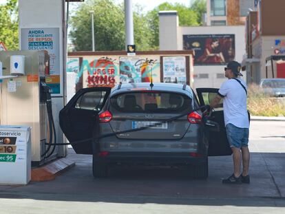 Un hombre reposta en una gasolinera, la semana pasada en Madrid.