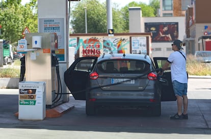 Un hombre reposta en una gasolinera, a 13 de mayo de 2022, en Madrid (España).