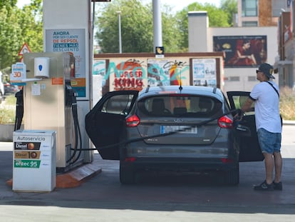 Un hombre reposta en una gasolinera, a 13 de mayo de 2022, en Madrid (España).