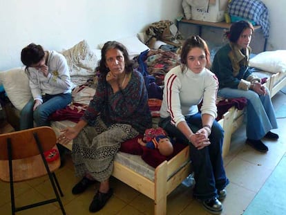 Cuatro mujeres de la familia Strojan posan en una habitación del centro de refugiados de Postojna.