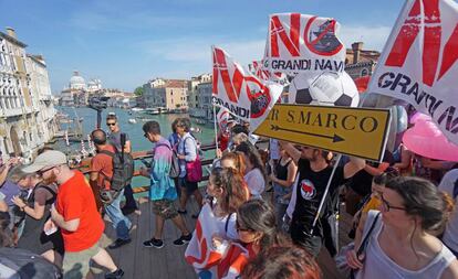 Manifestación en Venecia contra los cruceros, el pasado domingo.