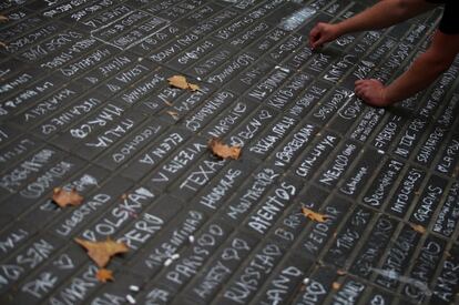 <b>Homenatges ciutadans.</b> Missatges escrits a guix en el terra de la Rambla de Barcelona, l'endemà passat de l'atemptat.