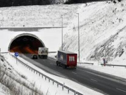Entrada al tunel de Guadarrama en la autopista AP-6, a su paso por San Rafael. EFE/Archivo