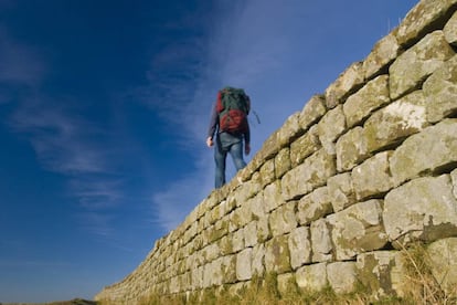 El avance conquistador de Roma en Gran Bretaña se detuvo, en torno al año 122, a la altura de esta larga serpiente de piedra, de 117 kilómetros, levantada en el periodo del emperador Adriano, entre el fiordo de Solway, al oeste, y la actual Wallsend, en la desembocadura del río Tyne. Probablemente, lo que quedaba más al norte (Escocia) era demasiado salvaje… Frontera del Imperio y vía de comunicación a un tiempo, la llamada Muralla de Adriano –patrimonio mundial– es hoy una excelente ruta senderista (de unas siete jornadas) para cruzar y contemplar los verdes y ondulantes paisajes del sur escocés. También se pueden recorrer tramos más cortos, en torno a importantes asentamientos romanos como las fortificaciones de Housesteads y Segedunum, cerca de la ciudad inglesa de Newcastle. Más información:<a href="https://www.english-heritage.org.uk/visit/places/hadrians-wall/" target="_blank">english-heritage.org.uk</a>