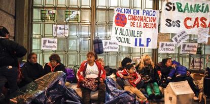 Acampada contra los desahucios en la sede de Bankia en Madrid.
