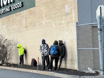 Inmigrantes esperan en el estacionamiento de Home Depot con la esperanza de conseguir trabajo en una obra de construcción, Queens, Nueva York.