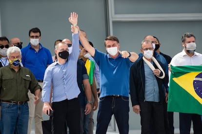 Jair Bolsonaro e o ministro da Justiça André Luiz Mendonça participam de protesto contra o Congresso Nacional e o Supremo Tribunal Federal em meio à pandemia de coronavírus em, Brasília.