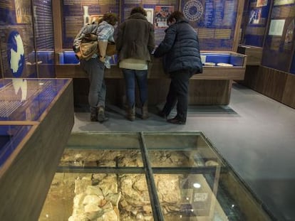Una de las salas del nuevo centro, con los restos del siglo XIII.