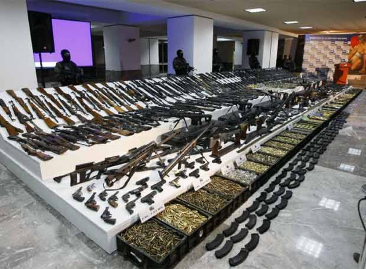 Militares mexicanos custodian el arsenal decomisado | Internacional | EL PAÍS