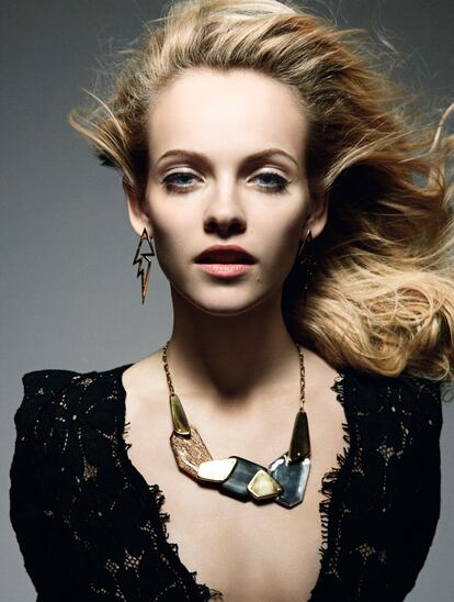 Ginta Lapina lleva mono de encaje de Lanvin. Pendientes de latón de Jennifer Fisher y collar geométrico de oro de Maiyet.