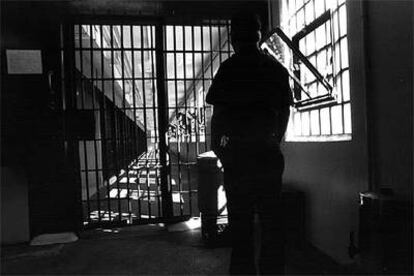 Interior del <i>corredor de la muerte</i> de una prisión estadounidense.
Abajo, foto policial de César Fierro.