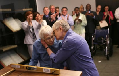 Phyllis Siegel, de 76 años (derecha), besa a su esposa, Connie Kopelov, de 84, tras casarse hoy en la ciudad de Nueva York.