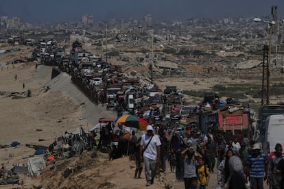 Desplazados palestinos abandonan Ciudad de Gaza este miércoles.