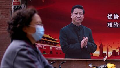 Una mujer pasa delante de un retrato del presidente chino Xi Jinping en Shangai, China, el pasado 12 de marzo. 