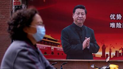 Una mujer pasa delante de un retrato del presidente chino Xi Jinping en Shangai, China, el pasado 12 de marzo.
