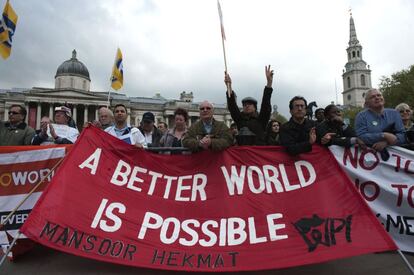 Un grupo de manifestantes pertenecientes al movimiento 'Occupy', en Trafalgar Square, Londres.