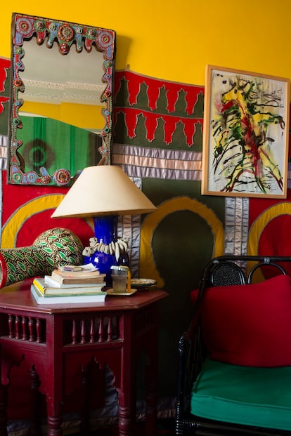 El apartamento de Roland Beaufre en Tánger se sitúa en uno de los barrios modernos de la ciudad. En esta imagen puede apreciarse uno de los 'haitis' o tapices para pared marroquíes con los que el fotógrafo revistió el piso.