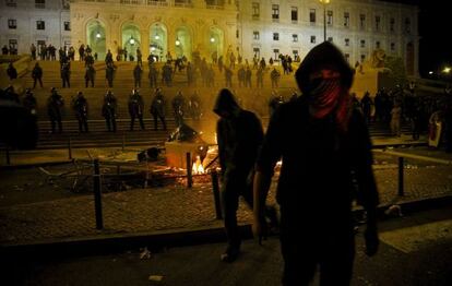 Manifestantes frente al Parlamento portugus en Lisboa.